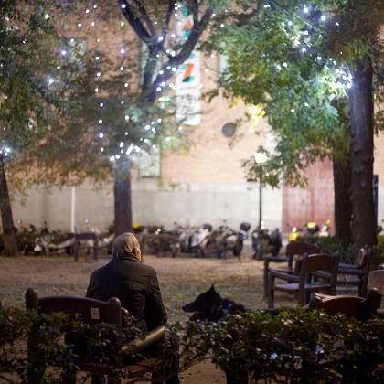 "Hombre en el parque". Autor: Javier Gutierrez. Concurso de fotografia "Mirando la Soledad" MatiaZaleak